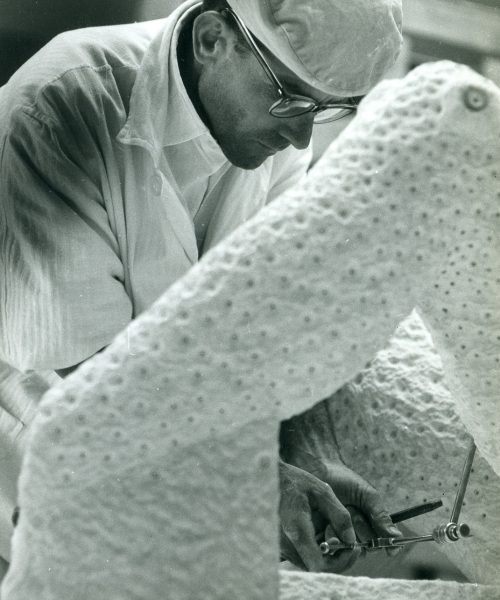 Radoslav Duhović kleše Meštrovićeve Dvije udovice, 1963. - 1966._obiteljski arhiv 2